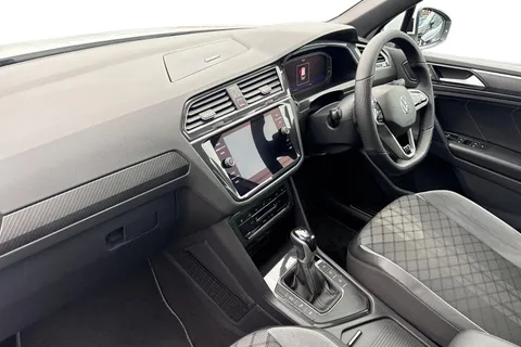 DU22EYK Volkswagen Tiguan 1.5 TSI R-Line DSG Euro 6 (s/s) 5dr Thumbnail #8