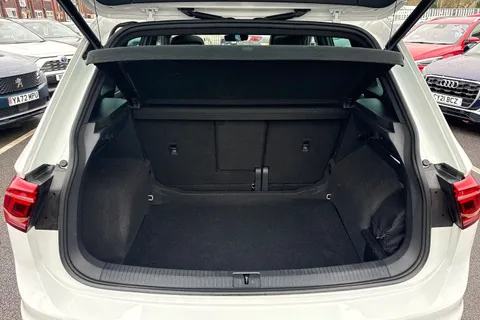 DU22EYK Volkswagen Tiguan 1.5 TSI R-Line DSG Euro 6 (s/s) 5dr Thumbnail #9