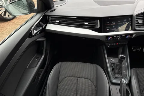 DP72HJV Audi A1 Black Edition 30 TFSI 110 PS S tronic Thumbnail #21