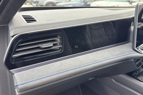 KS75CFJ Volkswagen Passat 1.5 TSI eHybrid 272 Black Edition 5dr DSG **TOW BAR, BLACK SIGNATURE PACK** Thumbnail #34