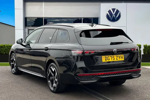 DG75ZYH Volkswagen Passat 1.5 TSI eHybrid 272 R-Line 5dr DSG**PAN ROOF + INFO PACK + DRIVER ASSIST** Thumbnail #3