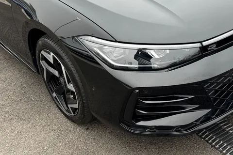 DG75ZYH Volkswagen Passat 1.5 TSI eHybrid 272 R-Line 5dr DSG**PAN ROOF + INFO PACK + DRIVER ASSIST** Thumbnail #10