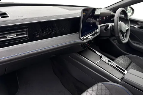 DG75ZYH Volkswagen Passat 1.5 TSI eHybrid 272 R-Line 5dr DSG**PAN ROOF + INFO PACK + DRIVER ASSIST** Thumbnail #16