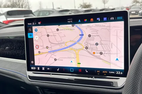 DG75ZYH Volkswagen Passat 1.5 TSI eHybrid 272 R-Line 5dr DSG**PAN ROOF + INFO PACK + DRIVER ASSIST** Thumbnail #18