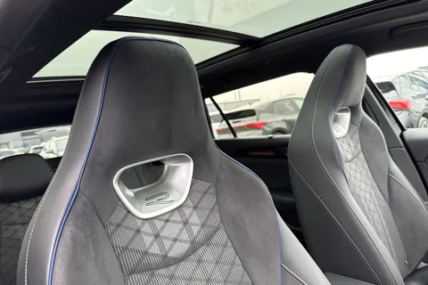 DG75ZYH Volkswagen Passat 1.5 TSI eHybrid 272 R-Line 5dr DSG**PAN ROOF + INFO PACK + DRIVER ASSIST** Thumbnail #25