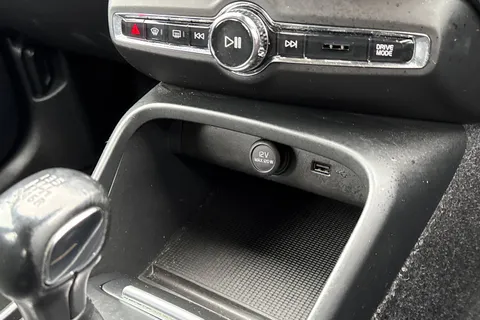 MX68MUU Volvo Xc40 1.5 T3 Momentum Euro 6 (s/s) 5dr Thumbnail #34