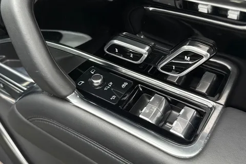 35 of 51 for Land Rover Range Rover 3.0 D300 HSE 5dr