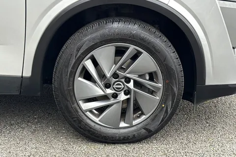 DL73NXP Nissan Qashqai 1.3 DIG-T MHEV Acenta Premium XTRON Euro 6 (s/s) 5dr Thumbnail #11