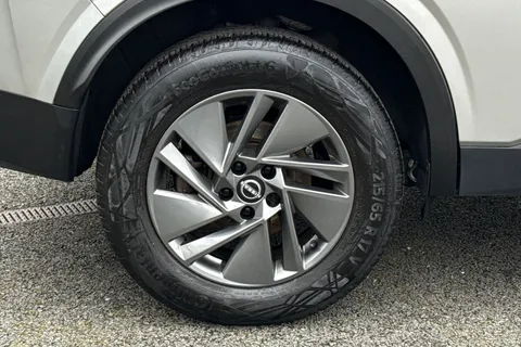 DL73NXP Nissan Qashqai 1.3 DIG-T MHEV Acenta Premium XTRON Euro 6 (s/s) 5dr Thumbnail #12