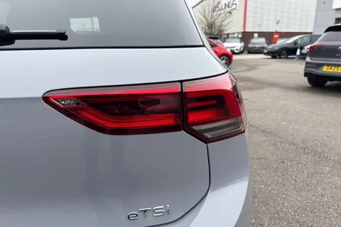 DF23FJY Volkswagen Golf 1.5 eTSI 150 R-Line Evo DSG Thumbnail #27