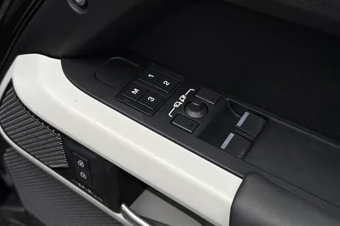 KJ24NVD Land Rover Defender 90 3.0 D250 X-Dynamic HSE 3dr Thumbnail #27