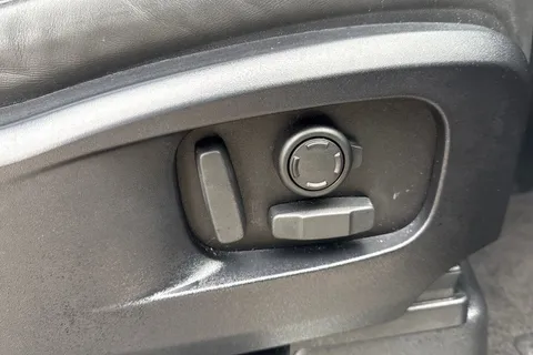 KJ24NVD Land Rover Defender 90 3.0 D250 X-Dynamic HSE 3dr Thumbnail #36