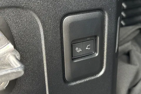 KJ24NVD Land Rover Defender 90 3.0 D250 X-Dynamic HSE 3dr Thumbnail #40