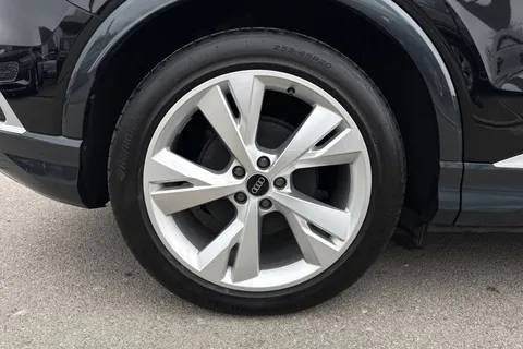 10 of 51 for Audi Q4 e-tron Q4 S line 45 e-tron quattro 210,00 kW