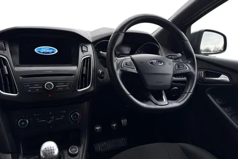 18 of 63 for Ford Focus 1.5 TDCi ST-Line Euro 6 (s/s) 5dr