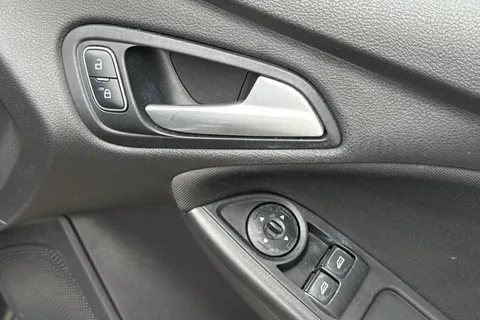 41 of 63 for Ford Focus 1.5 TDCi ST-Line Euro 6 (s/s) 5dr