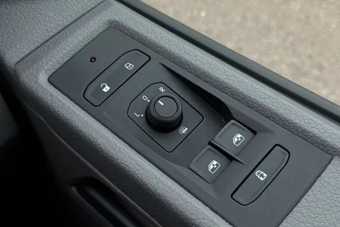 BN74VEF Volkswagen Transporter 2.0 TDI 110 Startline Business Kombi Van 6 Seats Thumbnail #53