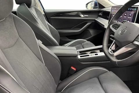 11 of 13 for Volkswagen Passat 1.5 TSI eHybrid 204PS Life 5dr DSG ⭐ sliding panoramic sunroof⭐