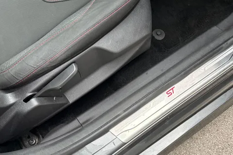 40 of 63 for FORD FOCUS 1.5 TDCi 120 ST-Line 5dr