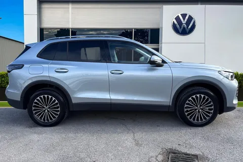 DA25PCU Volkswagen Tiguan 1.5 TSI eHybrid Match DSG⭐Infotainment package plus | Driver Assistance pac Thumbnail #4