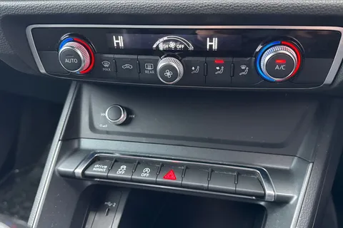 22 of 64 for Audi Q3 1.5 TFSI CoD 35 S line Euro 6 (s/s) 5dr