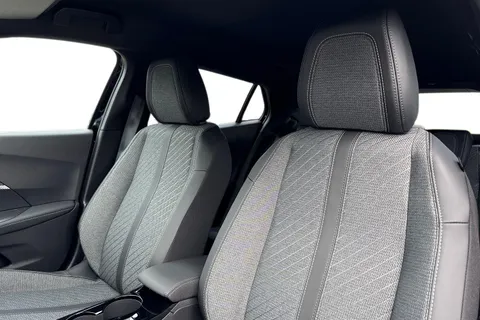  PEUGEOT e-2008 54kWh Allure Auto 5dr (7kW Charger) Thumbnail #15