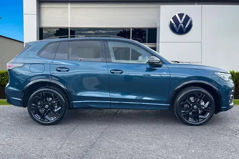 MJ75XPK Volkswagen Tiguan 2.0 TSI 204 4Motion Black Edition 5dr DSG **PAN ROOF** Thumbnail #4