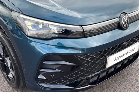 MJ75XPK Volkswagen Tiguan 2.0 TSI 204 4Motion Black Edition 5dr DSG **PAN ROOF** Thumbnail #9