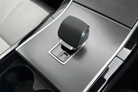 KW24LJE Land Rover Range Rover Velar 2.0 D200 Dynamic HSE 5dr Thumbnail #15