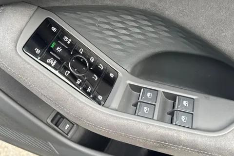 PJ75NMM Audi A6 Saloon Launch Edition TDI quattro 204 PS S tronic Thumbnail #21