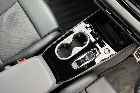 PJ75NMM Audi A6 Saloon Launch Edition TDI quattro 204 PS S tronic Thumbnail #23