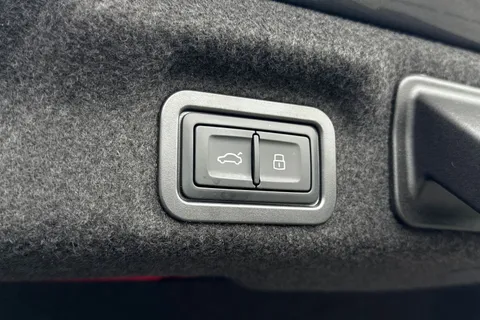 PJ75NMM Audi A6 Saloon Launch Edition TDI quattro 204 PS S tronic Thumbnail #40