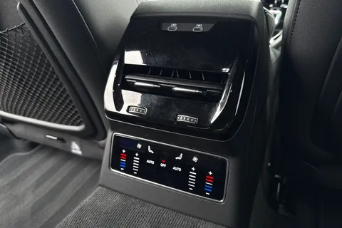 PJ75NMM Audi A6 Saloon Launch Edition TDI quattro 204 PS S tronic Thumbnail #42