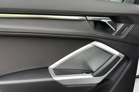 37 of 66 for Audi Q3 Sport 35 TFSI 150 PS S tronic