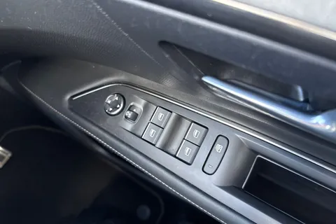 NG71BSZ PEUGEOT 3008 1.6 13.2kWh GT e-EAT 4WD Euro 6 (s/s) 5dr Thumbnail #46