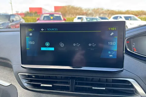 NG71BSZ PEUGEOT 3008 1.6 13.2kWh GT e-EAT 4WD Euro 6 (s/s) 5dr Thumbnail #50