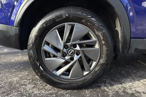KE73UTZ Nissan Qashqai 1.3 DIG-T MHEV Acenta Premium XTRON Euro 6 (s/s) 5dr Thumbnail #8