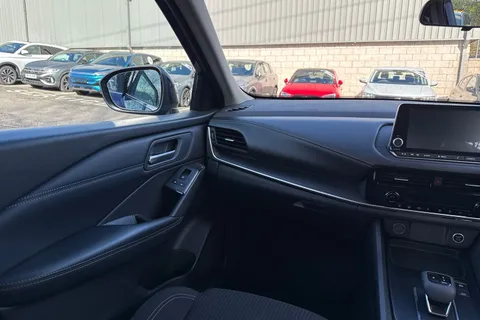 KE73UTZ Nissan Qashqai 1.3 DIG-T MHEV Acenta Premium XTRON Euro 6 (s/s) 5dr Thumbnail #16