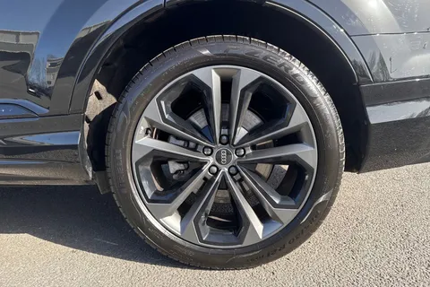 12 of 66 for Audi Q7 SUV Black Edition TFSI quattro 340 PS tiptronic