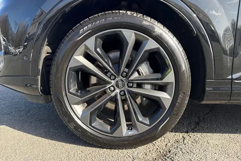 13 of 66 for Audi Q7 SUV Black Edition TFSI quattro 340 PS tiptronic