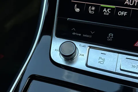 43 of 60 for Audi RS Q8 SUV performance Carbon Black 640 PS tiptronic