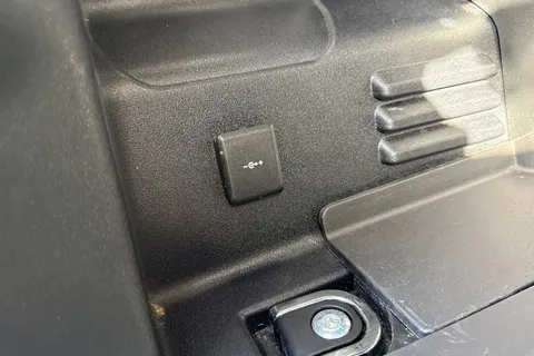 BM25JFU Land Rover Defender 90 3.0 D250 MHEV X-Dynamic SE Hard Top SUV 3dr Diesel Auto 4WD SWB Euro 6 (s/s) (250 ps) Thumbnail #28