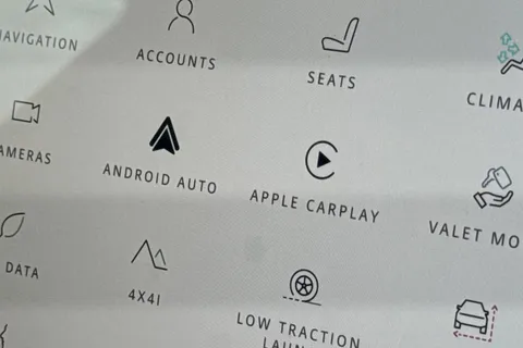 BM25JFU Land Rover Defender 90 3.0 D250 MHEV X-Dynamic SE Hard Top SUV 3dr Diesel Auto 4WD SWB Euro 6 (s/s) (250 ps) Thumbnail #37