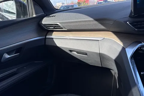 KV22UVM PEUGEOT 3008 1.6 13.2kWh GT Premium e-EAT Euro 6 (s/s) 5dr Thumbnail #21