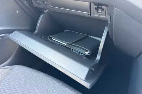 CX75YLE Volkswagen Polo 1.0 Life 5dr ⭐Front & Rear Parking sensors, Heated seats, Rear tinted glas Thumbnail #40