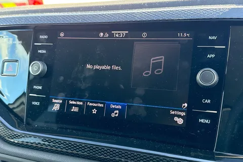 CX75YLE Volkswagen Polo 1.0 Life 5dr ⭐Front & Rear Parking sensors, Heated seats, Rear tinted glas Thumbnail #46