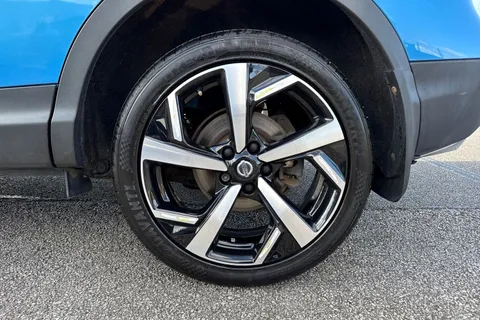 13 of 67 for Nissan Qashqai 1.2 DIG-T Tekna XTRON Euro 6 (s/s) 5dr