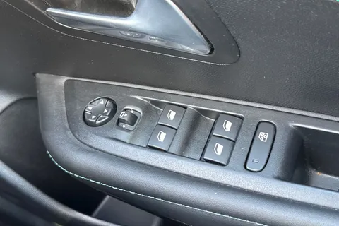 CY23BSV PEUGEOT 208 1.2 PureTech Allure Premium + EAT Euro 6 (s/s) 5dr Thumbnail #42