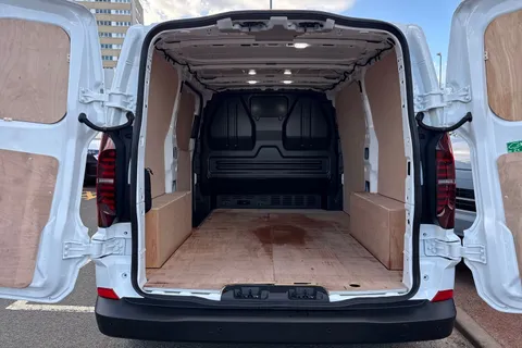 KY25PJO Volkswagen E-Transporter 100kW 65kWh Commerce Plus Van Auto Thumbnail #8