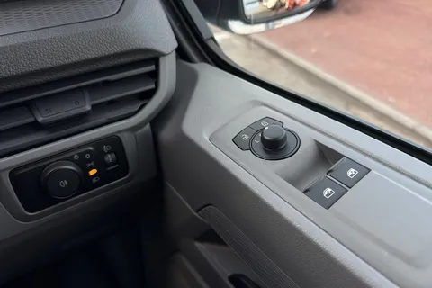 KY25PJO Volkswagen E-Transporter 100kW 65kWh Commerce Plus Van Auto Thumbnail #22